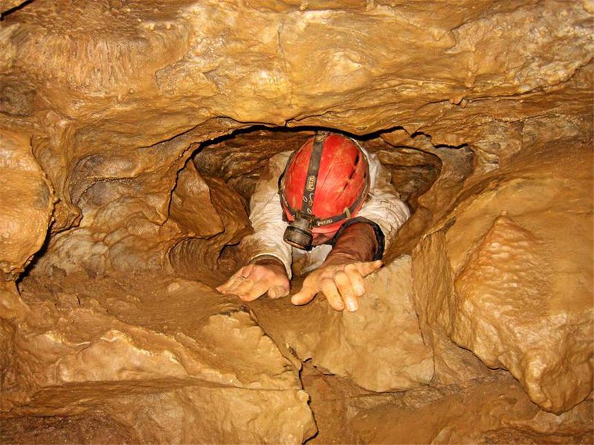 Was man in dieser Höhle alles erleben kann Es bleibt nicht viel Platz, um voran zu kommen.
