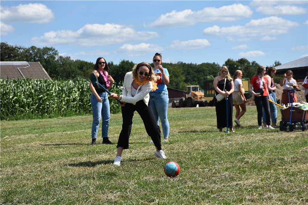 Mit Video: „Los Bambinos“ begeistert vom Bauerngolf in Südlohn - Spaß für Groß und Klein Es braucht viel Schwung und dann nur noch etwas Glück, um den Ball schließlich in eines der Ziele zu versenken.