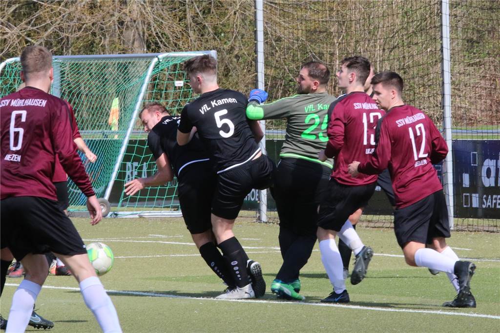 Der Mäkler-Effekt: SSV-Reserve fertigt den VfL Kamen II mit 9:1 ab Es brennt im Kamener Strafraum: VfL-Keeper David Hellebrandt und seine Defensive konnten sich über Arbeit nicht beklagen.
