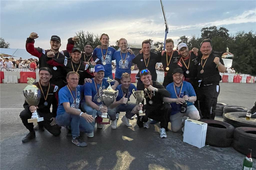 Spannung bis in die letzte Runde: Das sind die Sieger beim „Kart Race Stadtlohn“ Gruppenfotos mit den drei Siegerteams