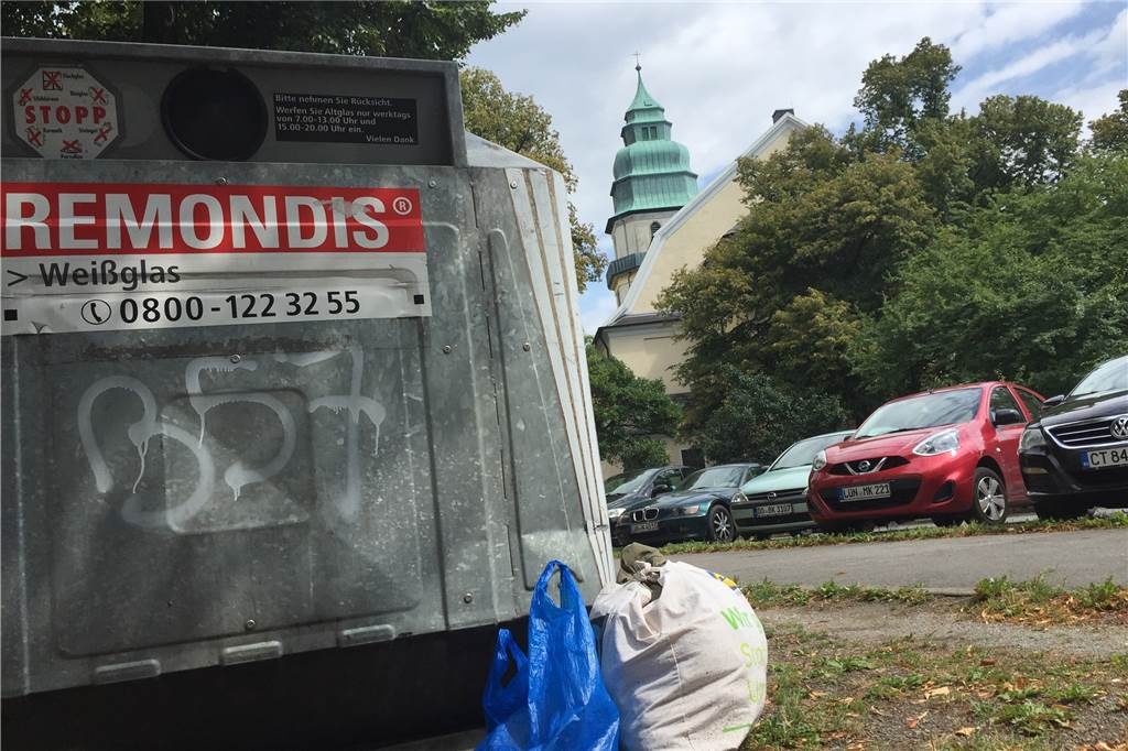 Restmüll neben dem Altglascontainer: Das sind die Lüner „Hotspots“ der Umweltfrevler Es dauert meist nicht lang, bis die ersten Tüten und Taschen an den Containern stehen. Hier der Containerstandort an der Josefstraße; im Hintergrund die Herz-Jesu-Kirche an der Waltroper Straße.