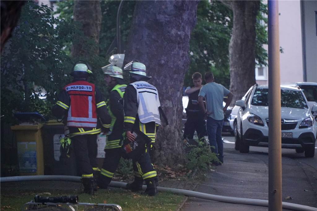 Brandeinsatz im Dortmunder Wohngebiet: Rauch quillt aus Mehrfamilienhaus Es dauerte eine Weile, bis die Feuerwehrleute die Quelle der Rauchentwicklung gefunden hatten.