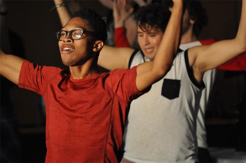 Es dauerte keine zehn Minuten, da war das Eis schon gebrochen: Mit einem Tanz- und Musikworkshop zogen am Freitagnachmittag junge Amerikaner deutsche Gesamtschüler mit.