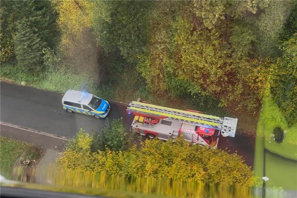 Polizei und Feuerwehr von oben.