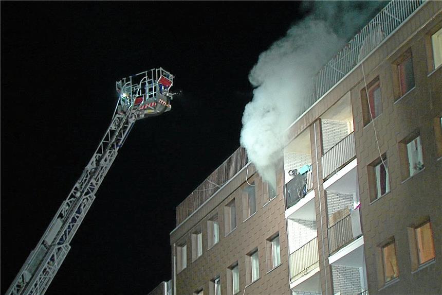 98 betreute Personen nach Brand an der Langen Straße Es drang dichter Rauch aus der Wohnung in der obersten Etage.
