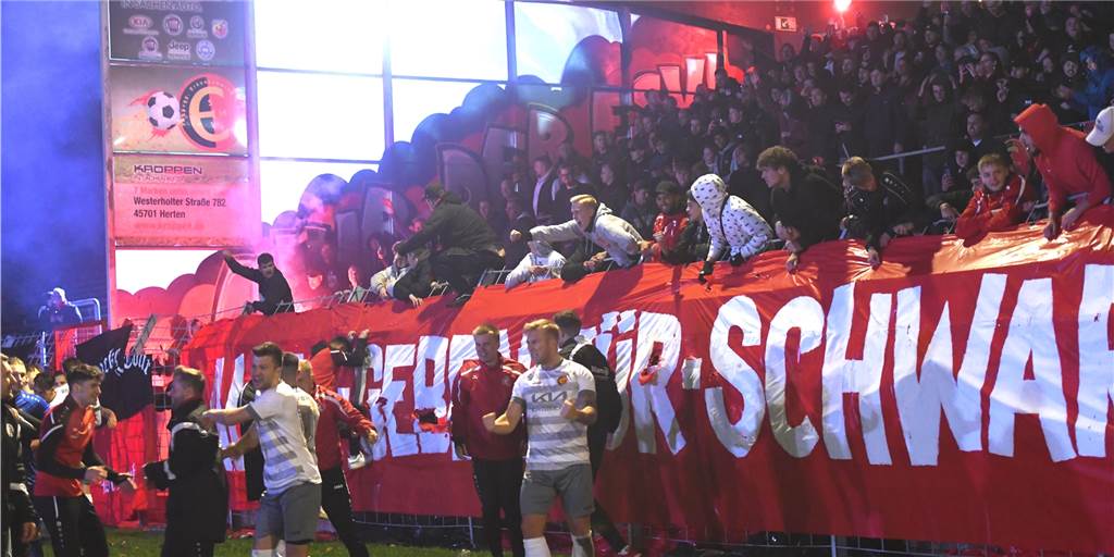 Die besten Fotos vom Pokalknaller Spvgg. Erkenschwick - SC Preußen Münster Es durfte kräftig gejubelt werden nach Abpfiff - die Spvgg. Erkenschwick feiert den Viertelfinaleinzug mit den Fans.