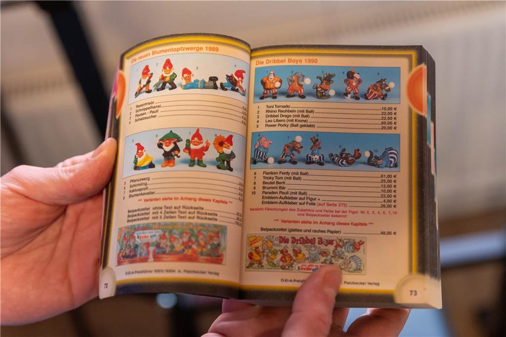 Über 5.000 Figuren aus dem Ü-Ei: Sammlung war mal 20.000 Euro wert Christian Litmeier besitzt ein Buch, mit dem man Origanale und Kopien unterscheiden kann.