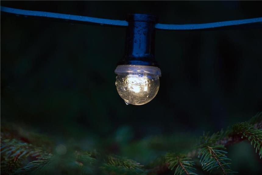 Es fehlt nur noch ein leerer Milch- oder Saftkarton, ein wenig Bastelei und aus dieser handelsüblichen Lichterkette kann eine schöne Lampion-Beleuchtung für die Sommerparty im heimischen Garten werden. Foto: Arno Burgi