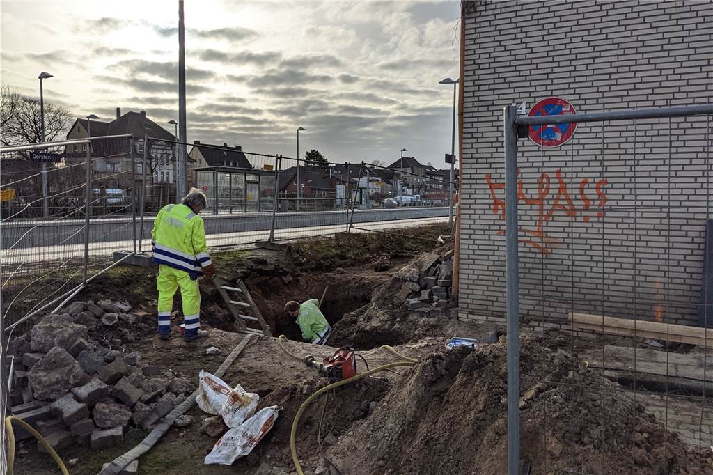 Bagger leistet ganze Arbeit: Ein Teil des Bahnhofs Dorsten abgerissen Es finden auch Ausschachtungsarbeiten am Gebäude statt.