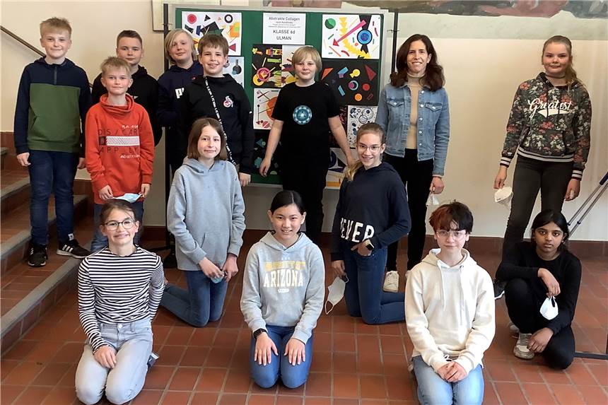 Es freuen sich die Landessieger der Klasse 6 des Gymnasiums Georgianum mit ihrer Lehrerin Valeria Ulman.