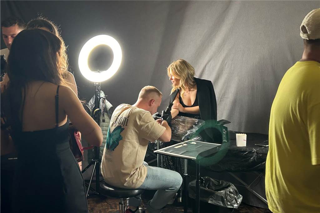 Es gab ein kleines Tattoostudio – natürlich kostenlos.