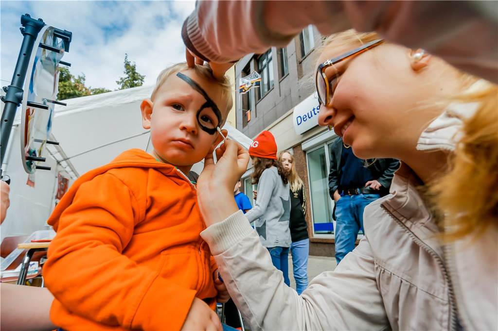Wie Lütgendortmund Kunden anlocken könnte: Dorf-Experten im Interview Ein kleiner Junge wird 2014 im Ortskern Lütgendortmund bei einem Themenmarkt für Kinder und Jugendliche geschminkt.