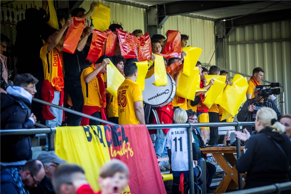 Dortmunder Löwen blamieren den großen Ortsnachbarn SV Brackel 06 und ziehen ins Finale ein Es gab sogar eine Choreografie der Löwen-Fans.