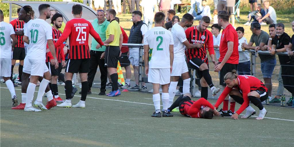 Trotz Bernsdorf und Überzahl: SSV Mühlhausen verliert nach 3:5 gegen den FC Roj den Anschluss Es gab viel zu tun für den Schiedsrichter. Immer wieder gab es Unterbrechungen und Rudelbildungen.