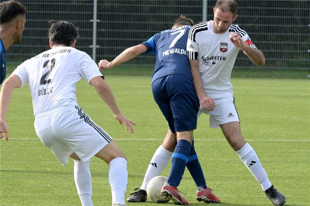 BV Lünen siegt im Derby dank Effizienz Dennis Niewalda (m.) und Joel Razanica (r.) im Zweikampf