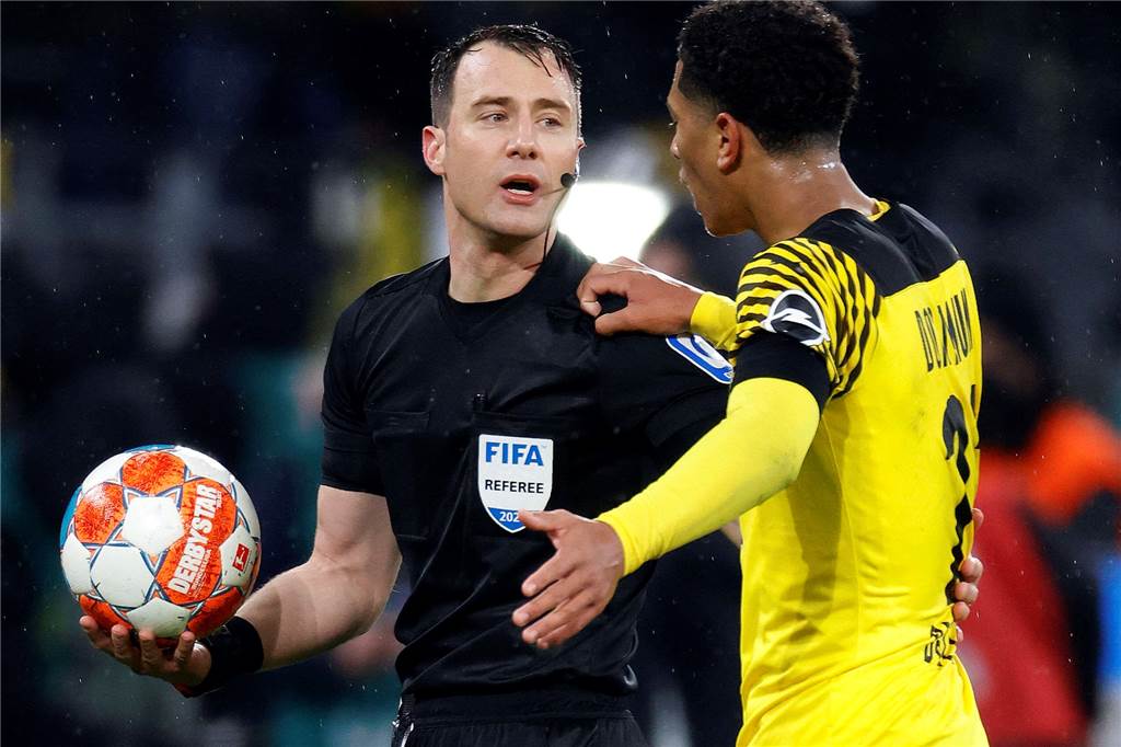 Pro und Contra: Sollte BVB-Profi Bellingham für seine Aussagen bestraft werden? Es gab zwischen Schiedsrichter Felix Zwayer und BVB-Profi Jude Bellingham viel zu diskutieren.