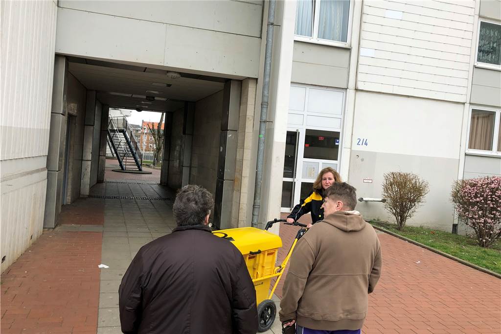 Im kleinen Hannibal in der Nordstadt klagen Mieter über Kakerlaken, Schmutz und Schimmel Es geht lebendig zu rund um den Hochhaus-Komplex. Die Wege im Umfeld sind Orte der Begegnung.
