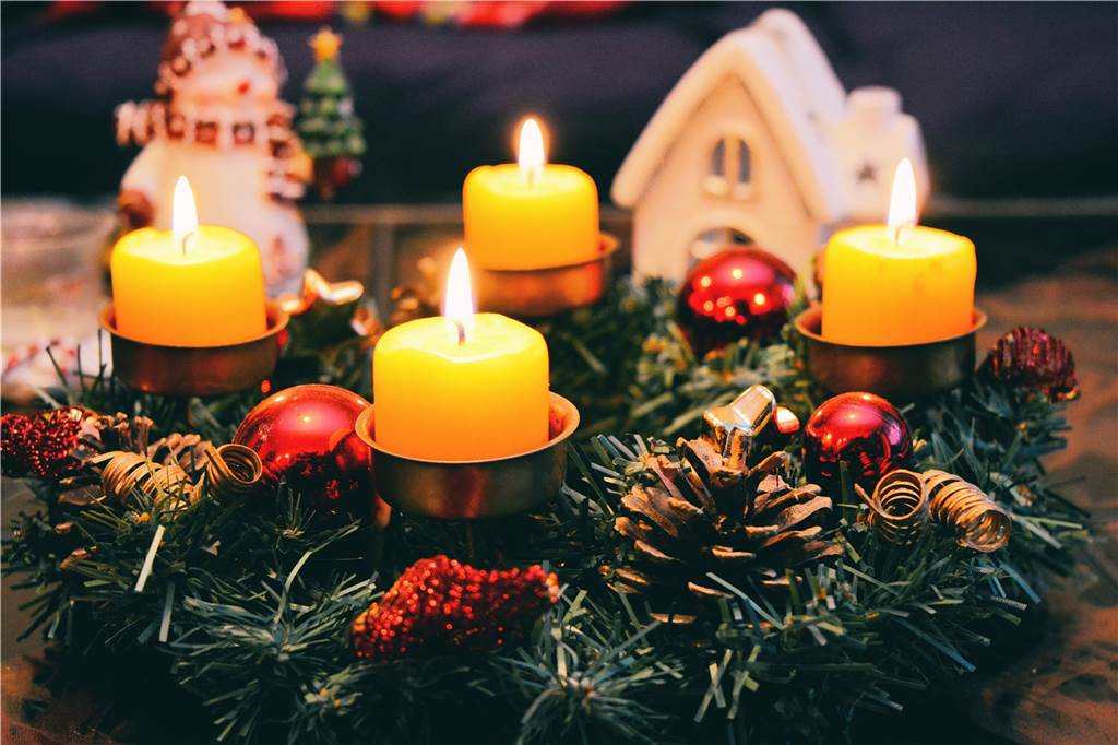 24 Glücksmomente: Schöne Ideen, um den Dezember-Alltag zu bestreiten vier brennende kerzen auf einem adventskranz