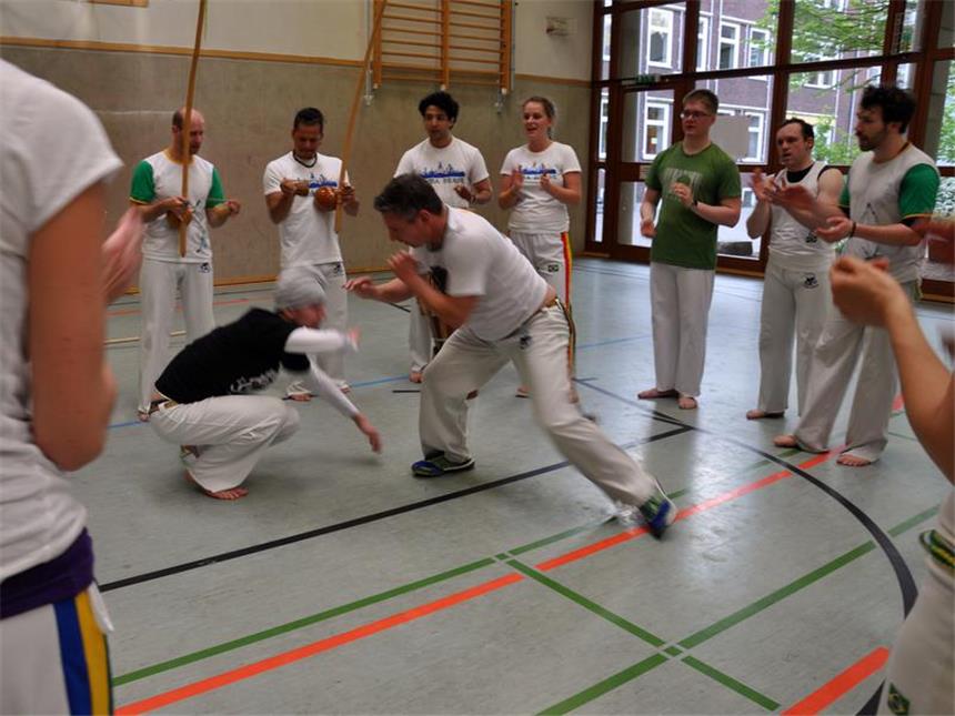Warum Capoeira mehr Kunst ist als Sport Es geht um den Spaß, um die Gesellschaft - nicht ums Siegen.