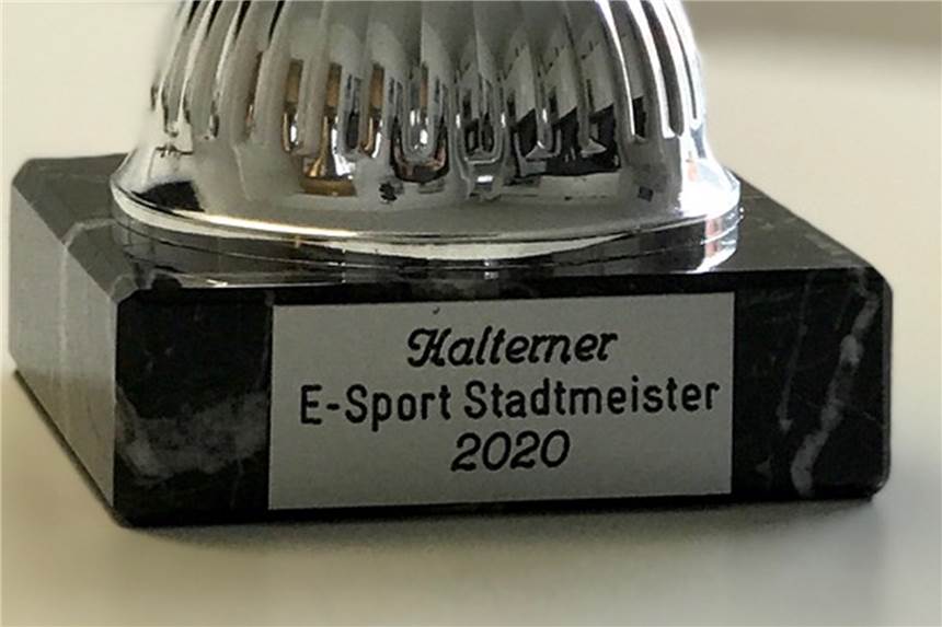 E-Sport-Stadtmeisterschaft: Entscheidung naht - Wer holt den Titel? es geht um diesen Pokal.