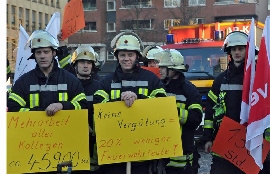 Lüner Feuerwehr protestiert mit Sirenengeheul Es geht um viele Stunden und viel Geld - deshalb haben die Feuerwehrleute aus Lünen am Donnerstag auf dem Weihnachtsmarkt protestiert.