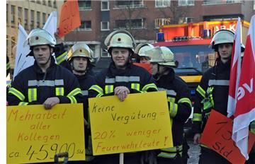 Es geht um viele Stunden und viel Geld - deshalb haben die Feuerwehrleute aus Lünen am Donnerstag auf dem Weihnachtsmarkt protestiert.