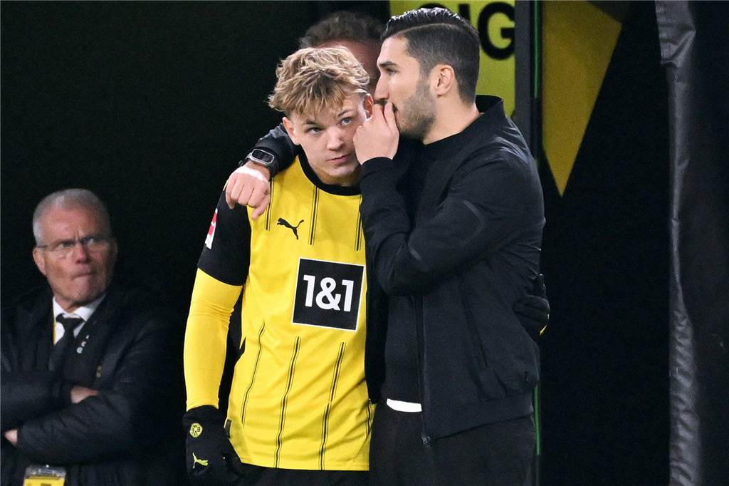 Nuri Sahin flüstert Cole Campbell etwas ins Ohr.
