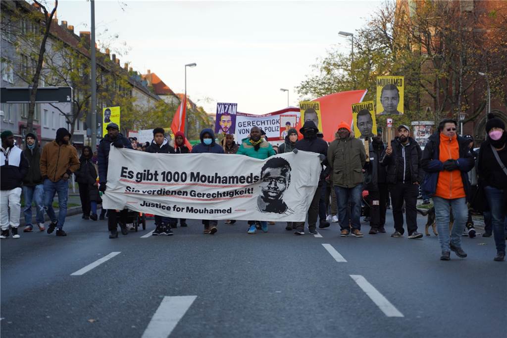 „Es gibt 1000 Mouhameds“: Rund 2000 Menschen demonstrieren in Dortmund gegen Polizeigewalt "Es gibt 1000 Mouhameds – Sie verdienen Gerechtigkeit", war das Motto der Demo am 19.11. in Dortmund.