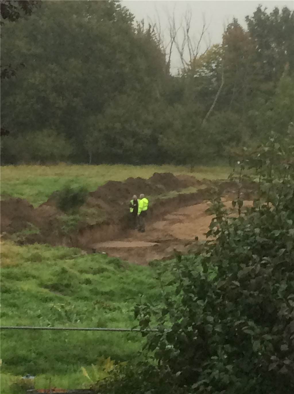 Soll ein Jäger Rehe an der Emscher schießen, um Rosen zu retten? Es gibt archäologische Ausgrabungen auf der Fläche nördlich der Heerstraße, auf der an der Emscher bald ein Baugebiet entstehen soll.