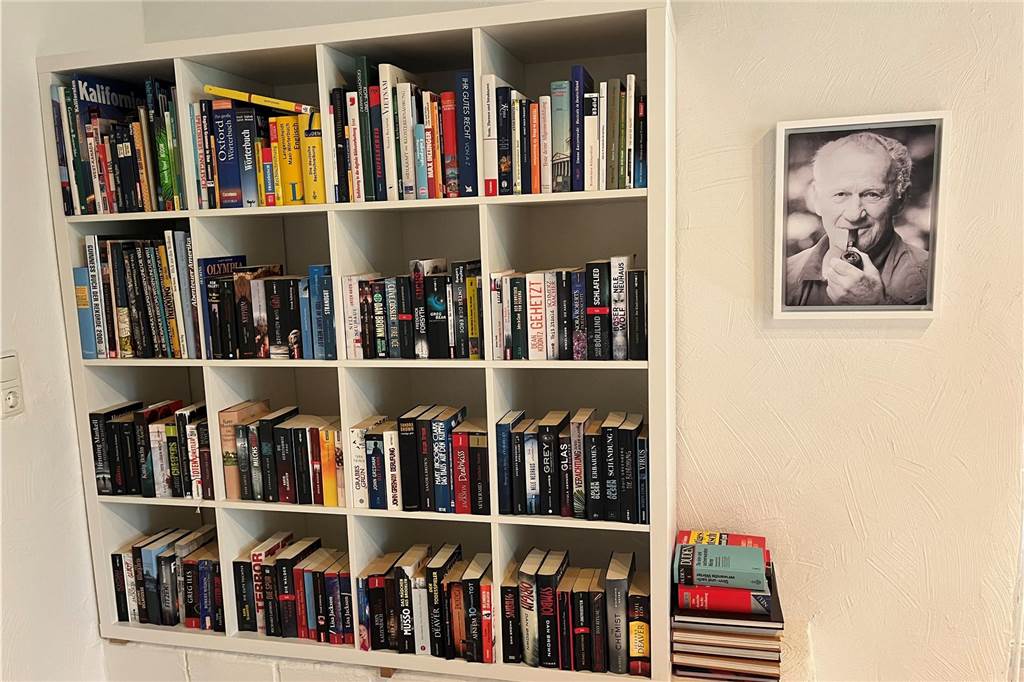 Es gibt ein Max-von-der-Grün-Zimmer mit einem Bücherschrank zum Bücher-Tauschen. Der Schriftsteller ("Die Vorstadtkrokodile") hat in Lanstrop gelebt