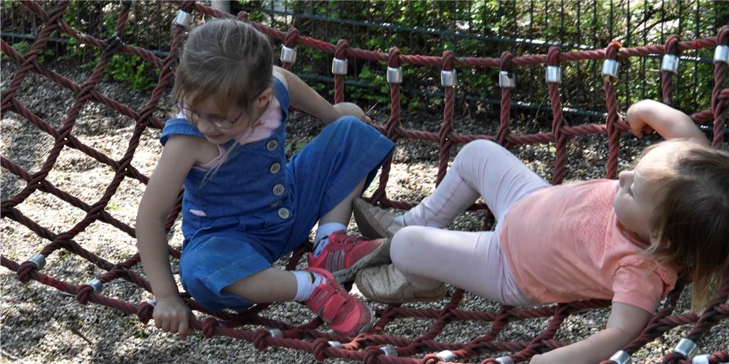 Das soll an den Spielplätzen in Werne verbessert werden Kinder auf einem Spielgerät