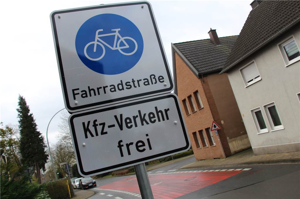 Entwicklung für Bork: Stadt will mit Häuserkauf Heft des Handelns in der Hand halten Es gibt gute Erfahrungen mit der Fahrradstraße, sagt die Stadt. Demnächst sollen Parkplätze auf der Waltroper Straße wegfallen, um mehr Platz für Radler zu bekommen.