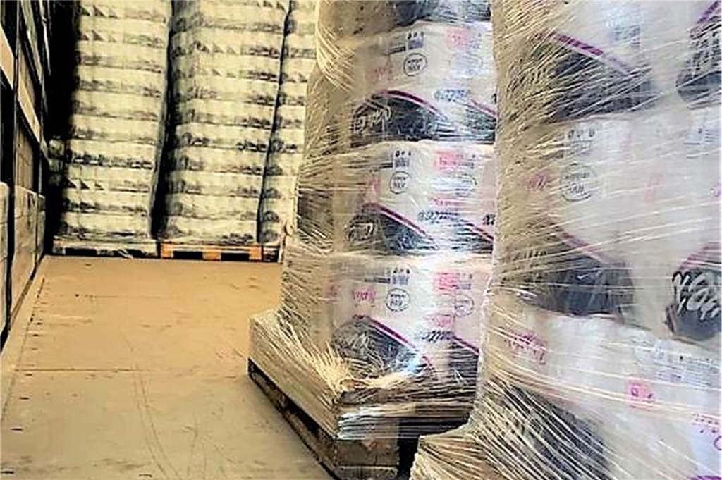 Zwei Rewe-Märkte im Dortmunder Westen sind Klopapier-Paradiese Es gibt noch reichlich Klopapier-Vorrat: So sieht es im Lager von Rewe Nolte aus.