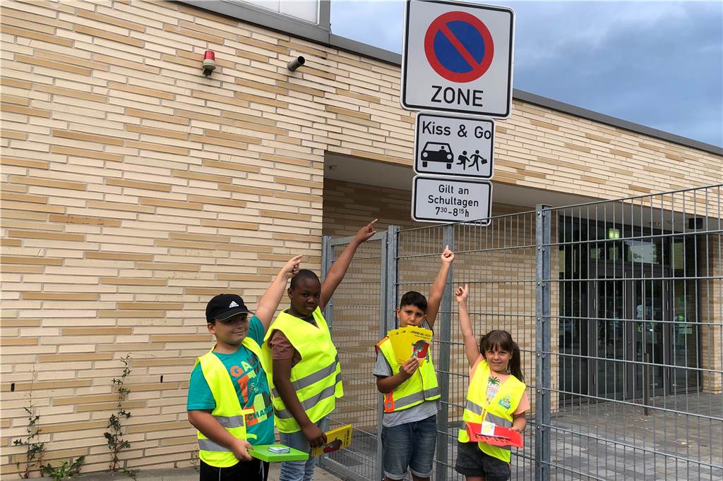 Polizei-Aktion in Lünen: Gegen Elterntaxis und für „Kiss and go“-Bereiche Es gibt sogar extra eine "Kiss and go"-Zone. Da können Eltern ihren Kids noch einen Kuss geben und aus dem Auto lassen.