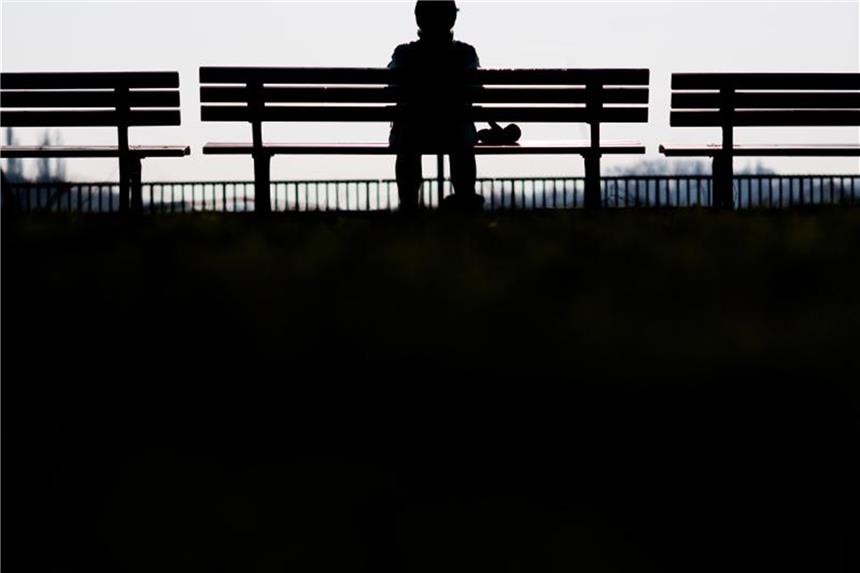 Was Menschen einsam macht Es gibt viele Gründe, warum sich Menschen einsam fühlen. Weit entfernte Familie und Freunde oder wenig finanzielle Mittel spielen oft dabei eine Rolle. Foto: Julian Stratenschulte