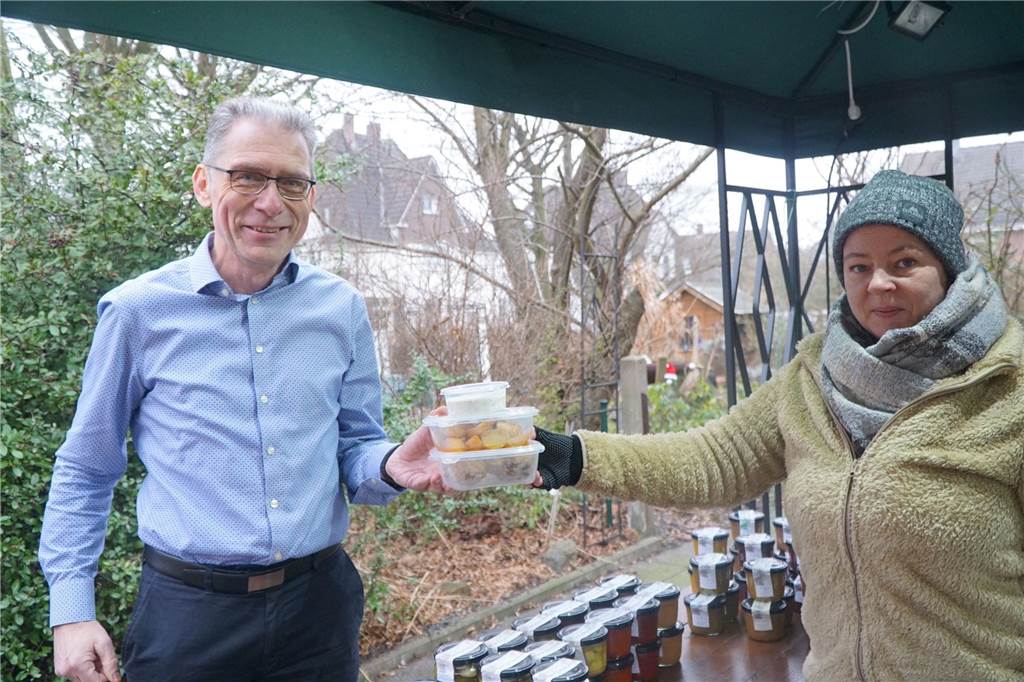 Simon Hauswirth (44) kocht für eine Weltreise am Castrop-Rauxeler Straßenrand Es gibt viele Stammgäste so wie Hanno Tack.