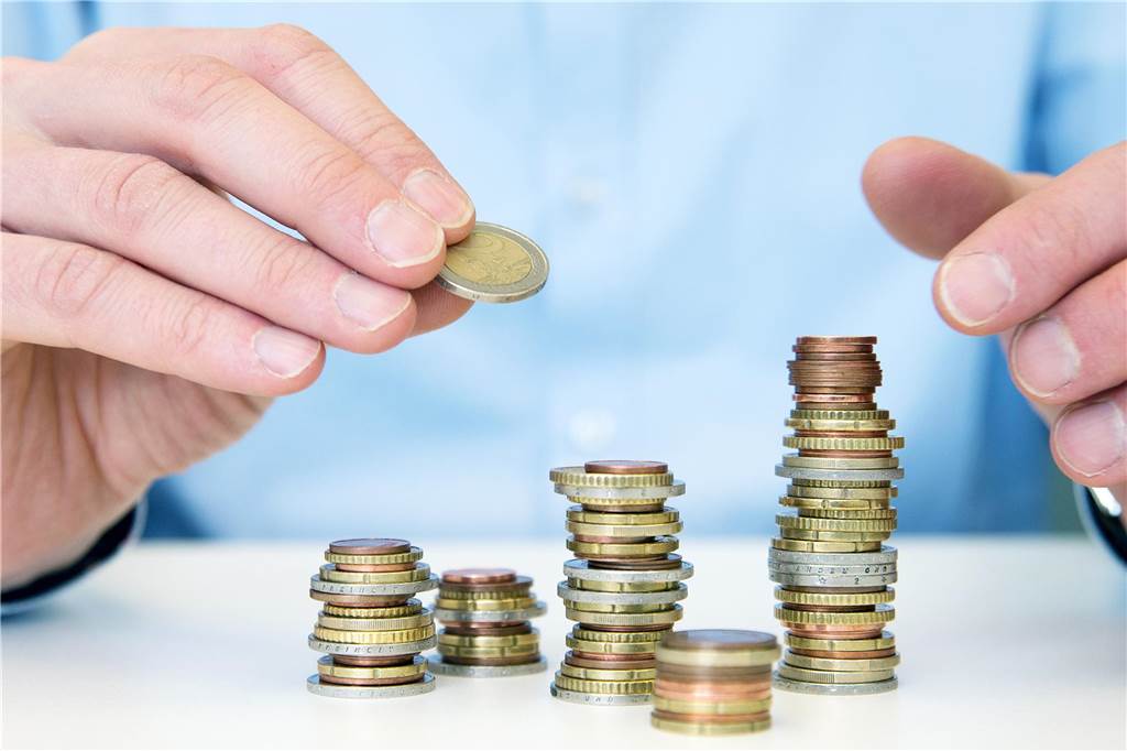 Bankenchefs zur Zinszurückhaltung: „Trägheit greift nun umgekehrt“ Es gibt wieder Zinsen und das Sparen kann sich lohnen. Sparkasse und Volksbank in Dortmund geben zwar nur 0,75 Prozent Zinsen aufs Tagesgeld, bieten aber eine Beratung für die richtige Anlagelösung an. Angesichts des aktuellen Inflationsumfelds wird eine strukturierte Vermögensanlage empfohlen.
