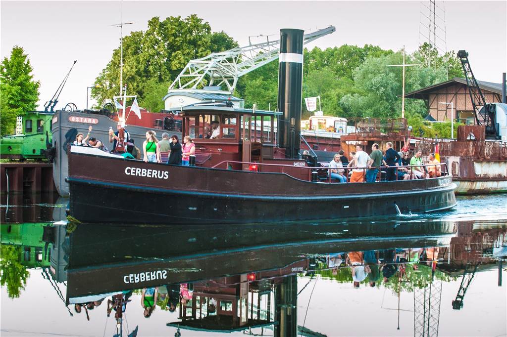 Das historische Dampfschiff Cerberus fährt eine Runde während der Veranstaltung Extraschicht am Schiffshebewerk Henrichenburg in Waltrop.