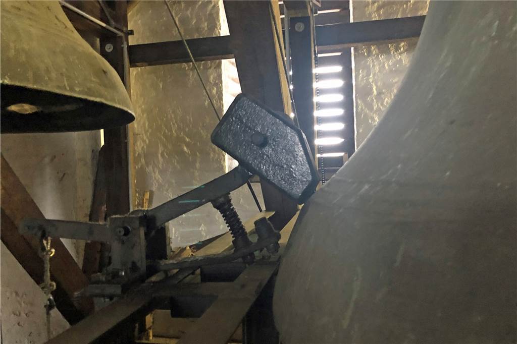 Fünf Glocken läuten in St. Lambertus, es sollen noch mehr werden Es hat die Stunde geschlagen: Dieser Satz beruht darauf, dass ein Hammer zu bestimmten Stundenzeiten auf die Glocke schlägt.