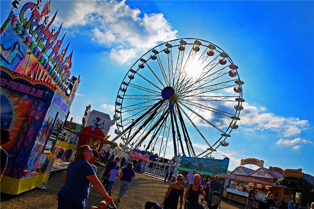 Vredener feiern ihre „Kirmes“: Es ist laut, es ist bunt, es ist schön Es heißt Pop-Up-Freizeitpark, aber es fühlt sich an wie Kirmes.