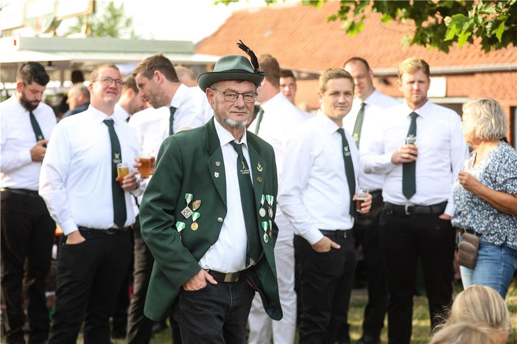 Ein Mann ist in bester Schützenmanier gekleidet und schaut in die Kamera. 