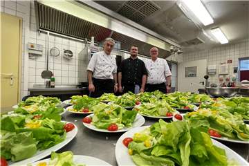 Es ist angerichtet: Die beiden Küchenchefs Rolf Bücker (l.) und Wolfgang Hörbelt (r.) mit ihrem Auszubildenen Maurice Rinne.