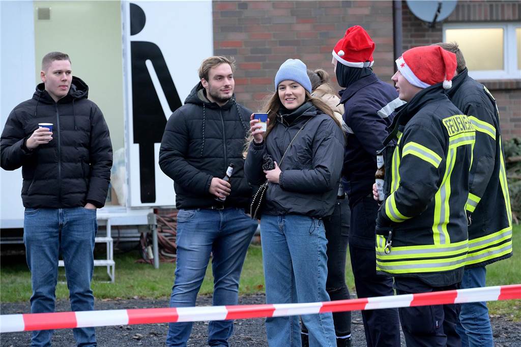 Es ist Cappenbergs einziger Weihnachtsmarkt in diesem Jahr, deshalb sollte er nicht ins Wasser fallen: Der Löschzug Cappenberg der Freiwilligen Feuerwehr hat sich am Samstag (9.12.) schnell auf den Regen eingestellt und einen wetterfesten Adventsmarkt auf die Beine gestellt. So konnten die Besucher die Stände, daas Tannenbaumwerfen und das Essen weitgehend trocken genießen.