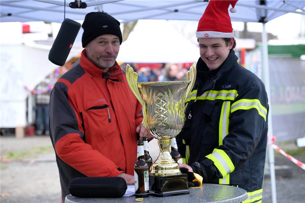Es ist Cappenbergs einziger Weihnachtsmarkt in diesem Jahr, deshalb sollte er nicht ins Wasser fallen: Der Löschzug Cappenberg der Freiwilligen Feuerwehr hat sich am Samstag (9.12.) schnell auf den Regen eingestellt und einen wetterfesten Adventsmarkt auf die Beine gestellt. So konnten die Besucher die Stände, daas Tannenbaumwerfen und das Essen weitgehend trocken genießen.
