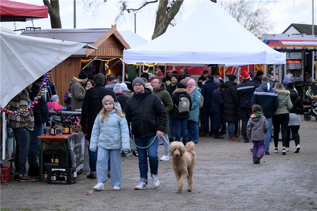 Es ist Cappenbergs einziger Weihnachtsmarkt in diesem Jahr, deshalb sollte er nicht ins Wasser fallen: Der Löschzug Cappenberg der Freiwilligen Feuerwehr hat sich am Samstag (9.12.) schnell auf den Regen eingestellt und einen wetterfesten Adventsmarkt auf die Beine gestellt. So konnten die Besucher die Stände, daas Tannenbaumwerfen und das Essen weitgehend trocken genießen.