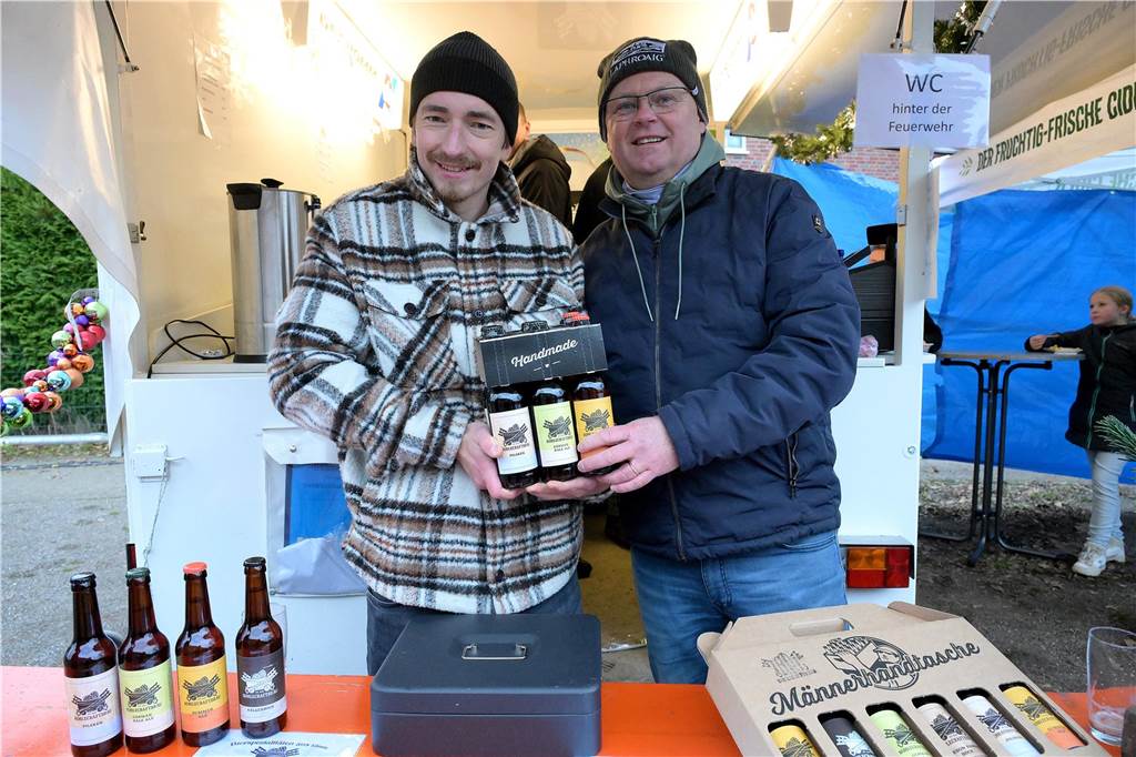 Es ist Cappenbergs einziger Weihnachtsmarkt in diesem Jahr, deshalb sollte er nicht ins Wasser fallen: Der Löschzug Cappenberg der Freiwilligen Feuerwehr hat sich am Samstag (9.12.) schnell auf den Regen eingestellt und einen wetterfesten Adventsmarkt auf die Beine gestellt. So konnten die Besucher die Stände, daas Tannenbaumwerfen und das Essen weitgehend trocken genießen.