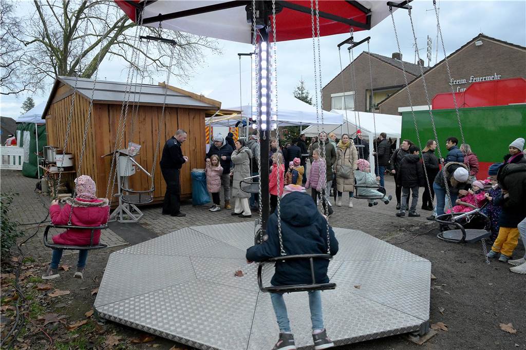 Es ist Cappenbergs einziger Weihnachtsmarkt in diesem Jahr, deshalb sollte er nicht ins Wasser fallen: Der Löschzug Cappenberg der Freiwilligen Feuerwehr hat sich am Samstag (9.12.) schnell auf den Regen eingestellt und einen wetterfesten Adventsmarkt auf die Beine gestellt. So konnten die Besucher die Stände, daas Tannenbaumwerfen und das Essen weitgehend trocken genießen.