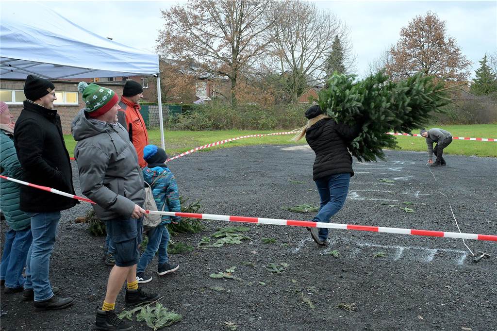 Es ist Cappenbergs einziger Weihnachtsmarkt in diesem Jahr, deshalb sollte er nicht ins Wasser fallen: Der Löschzug Cappenberg der Freiwilligen Feuerwehr hat sich am Samstag (9.12.) schnell auf den Regen eingestellt und einen wetterfesten Adventsmarkt auf die Beine gestellt. So konnten die Besucher die Stände, daas Tannenbaumwerfen und das Essen weitgehend trocken genießen.