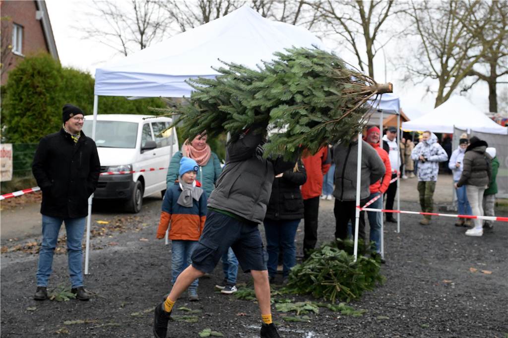 Es ist Cappenbergs einziger Weihnachtsmarkt in diesem Jahr, deshalb sollte er nicht ins Wasser fallen: Der Löschzug Cappenberg der Freiwilligen Feuerwehr hat sich am Samstag (9.12.) schnell auf den Regen eingestellt und einen wetterfesten Adventsmarkt auf die Beine gestellt. So konnten die Besucher die Stände, daas Tannenbaumwerfen und das Essen weitgehend trocken genießen.