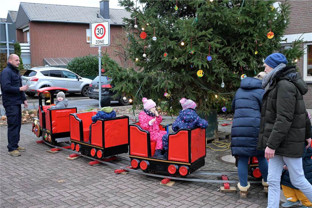 Es ist Cappenbergs einziger Weihnachtsmarkt in diesem Jahr, deshalb sollte er nicht ins Wasser fallen: Der Löschzug Cappenberg der Freiwilligen Feuerwehr hat sich am Samstag (9.12.) schnell auf den Regen eingestellt und einen wetterfesten Adventsmarkt auf die Beine gestellt. So konnten die Besucher die Stände, daas Tannenbaumwerfen und das Essen weitgehend trocken genießen.